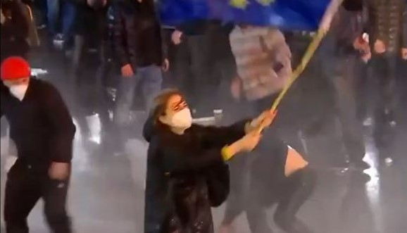 Скриншот видео с протестов в Тбилиси